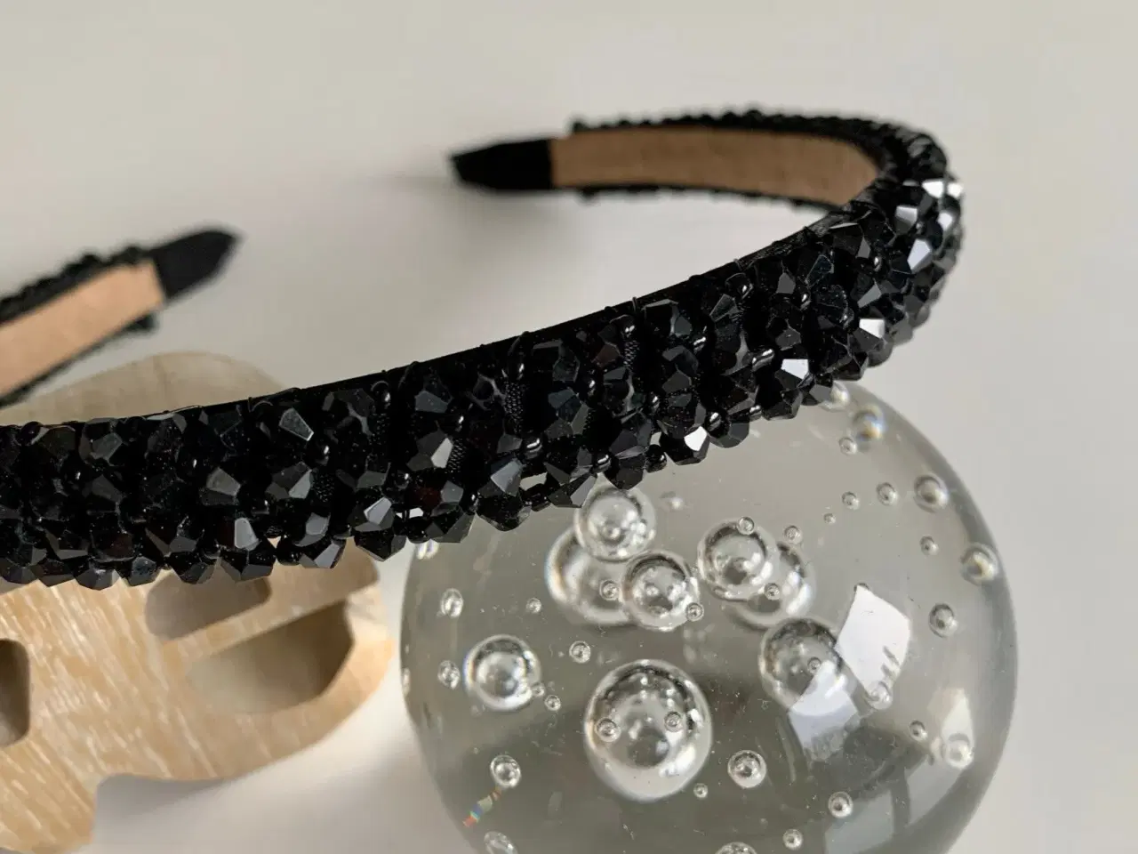 Billede 2 - Smuk sort hårbøjle med shiny perler i sort