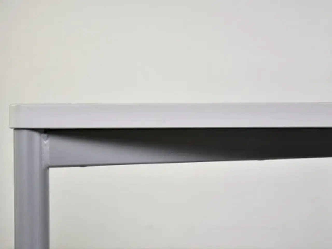 Billede 8 - Hjørnebord med lysegrå laminat
