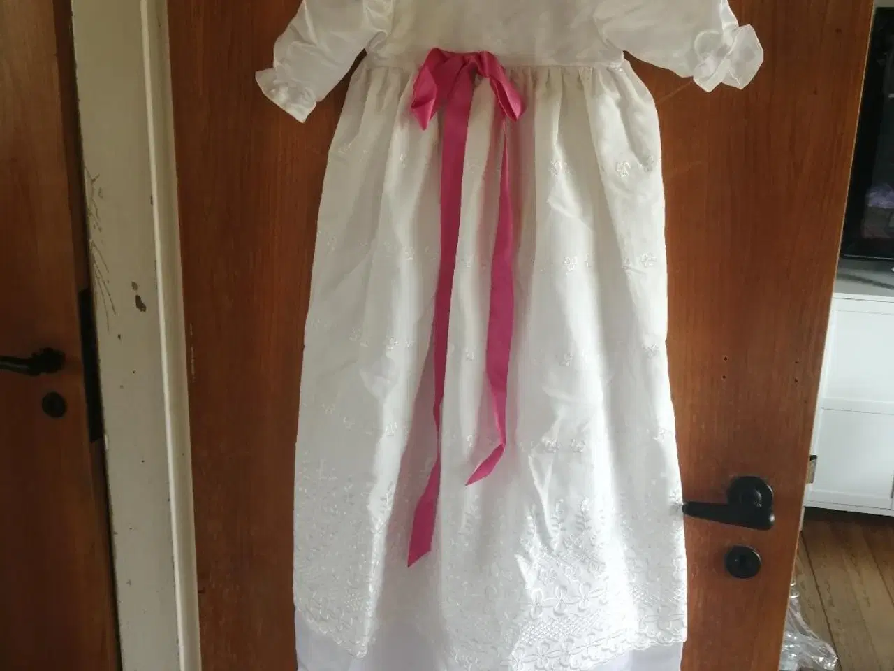 Billede 1 - Dåbskjole med lyserød sløjfe
