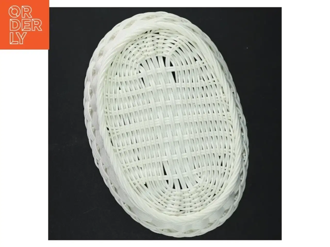 Billede 3 - Hvid flettet plast kurv (str. 24 x 16 x 7 cm)