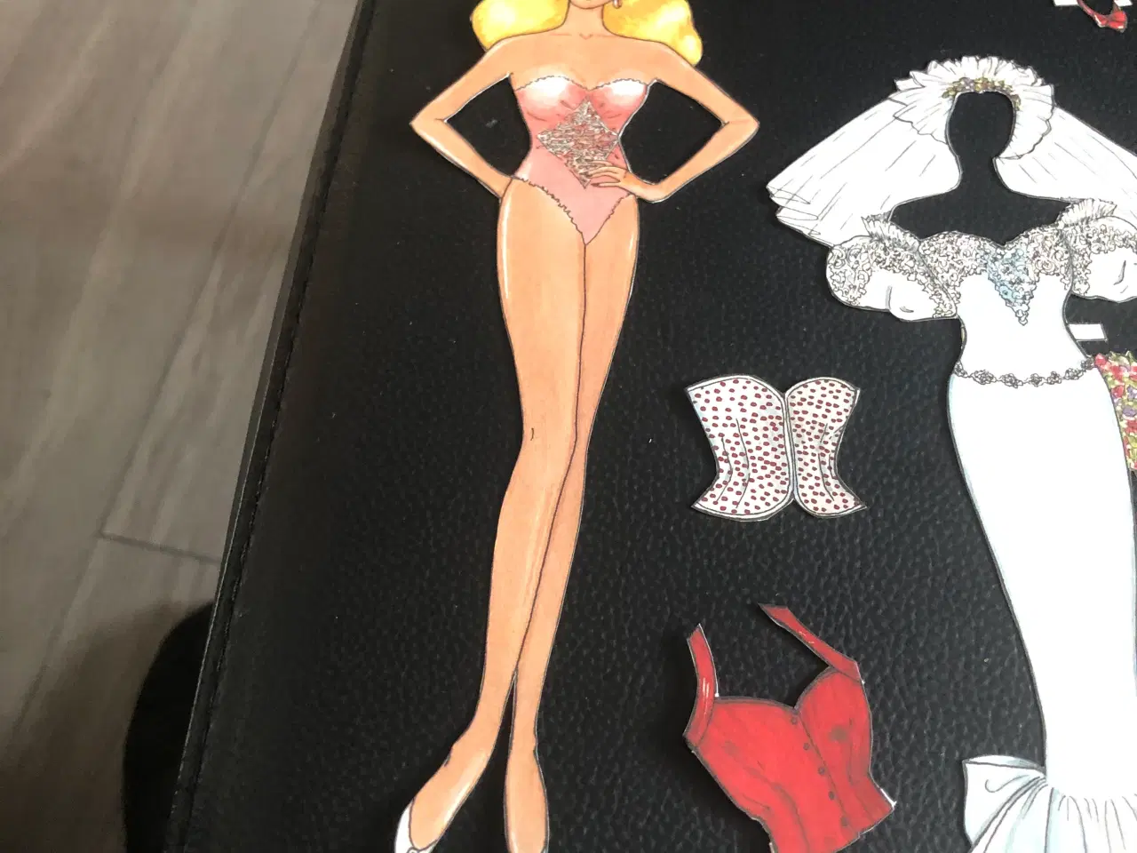 Billede 2 - Påklædningsdukke Barbie