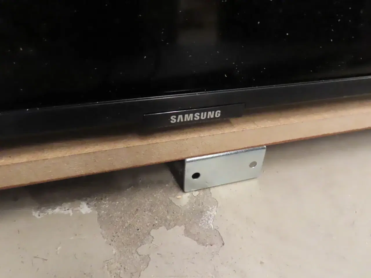 Billede 2 - TV SAMSUNG monteret i trækasse, uden fjernbetjening