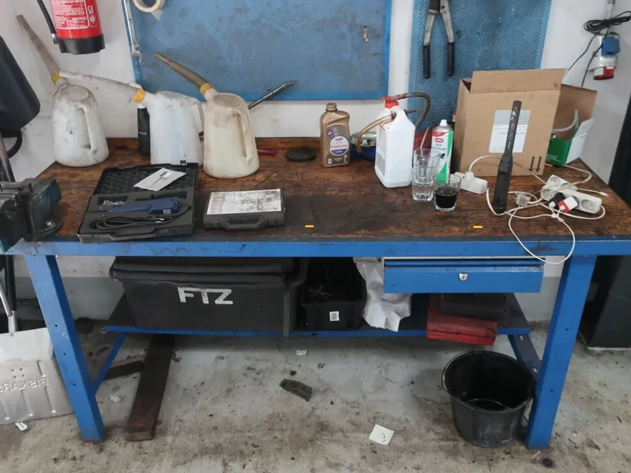 Billede 2 - Værkstedsbord med indhold samt 2 stk. tavler