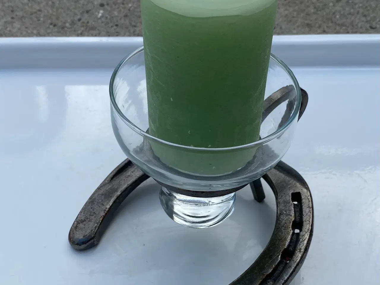 Billede 2 -  Hestesko sort jern med bloklys i glas, kr. 60,-