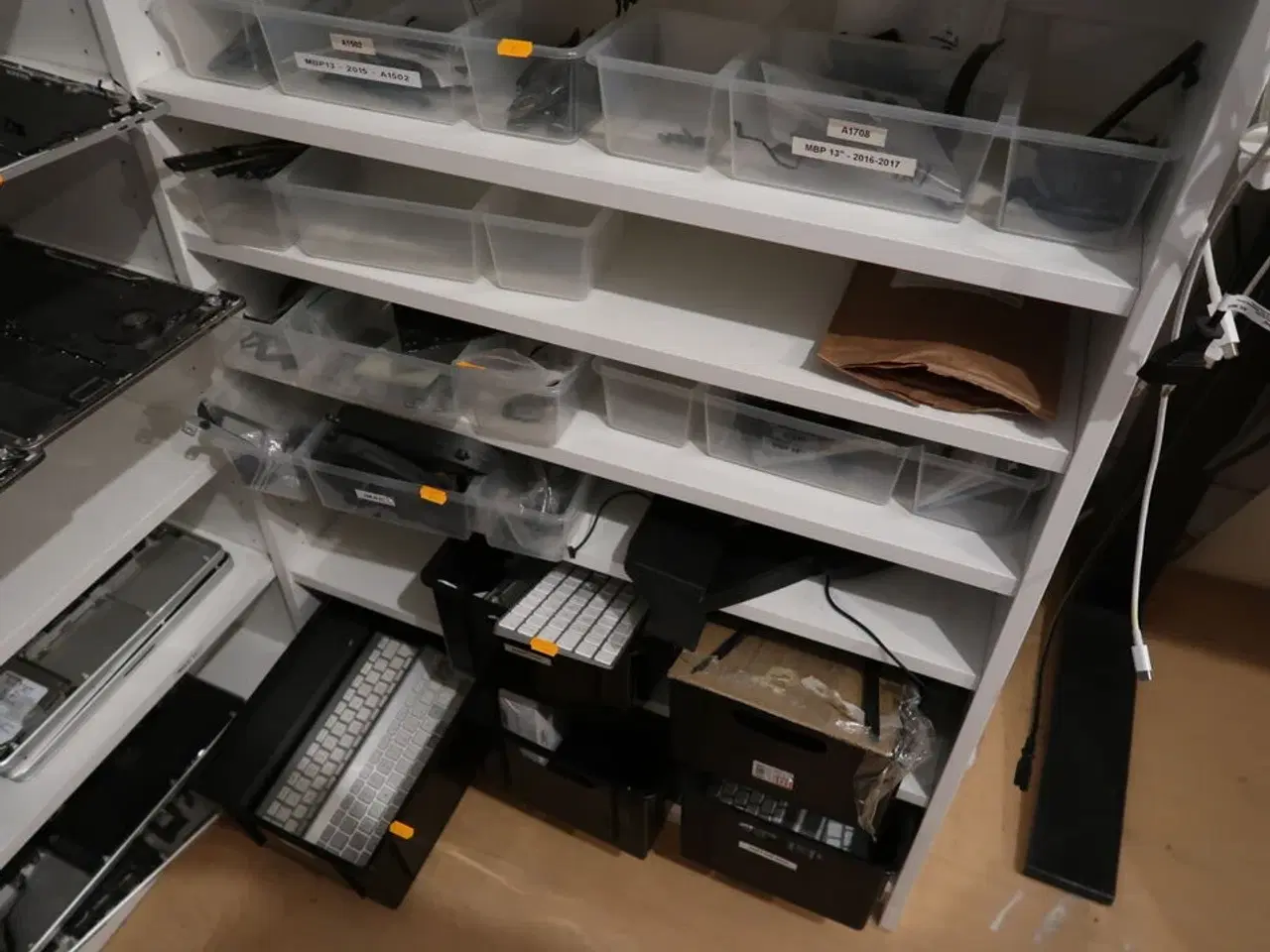 Billede 8 - Reol med MacBooks samt reservedele