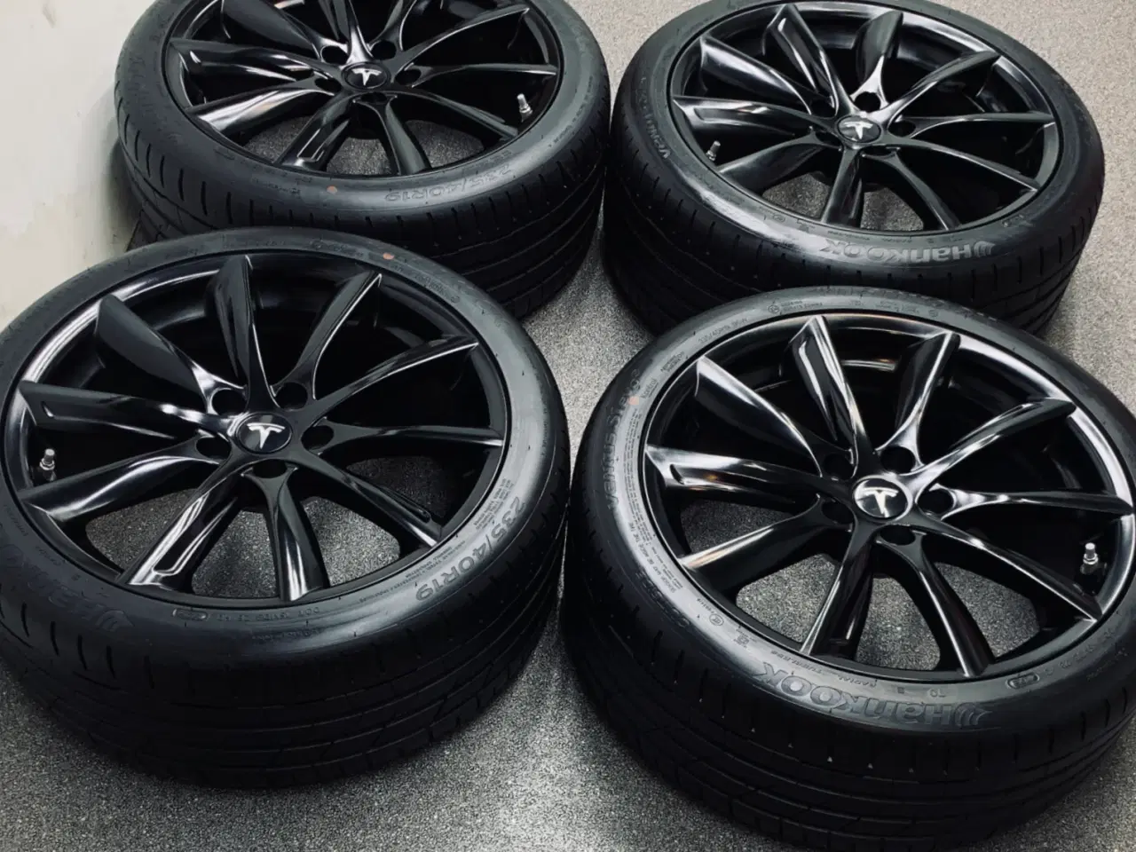 Billede 2 - 19", Tesla alufælge med sommerdæk