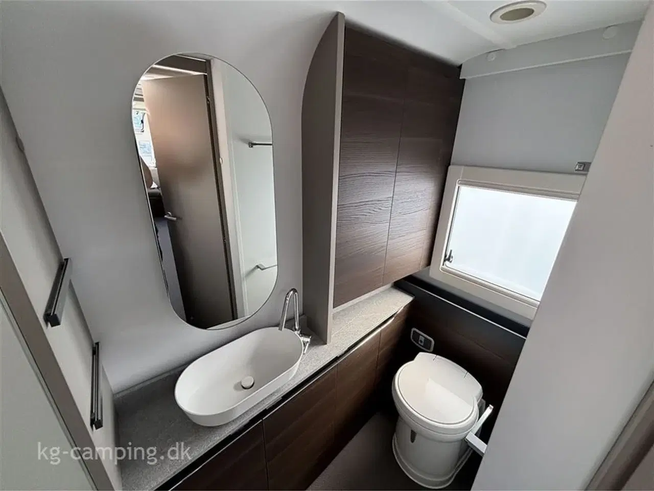 Billede 12 - 2023 - Adria Alpina 613 UT   Alpina i lækkert eksklusivt design. Enkeltsenge. Alde Centralvarme, Fortelt og Mover