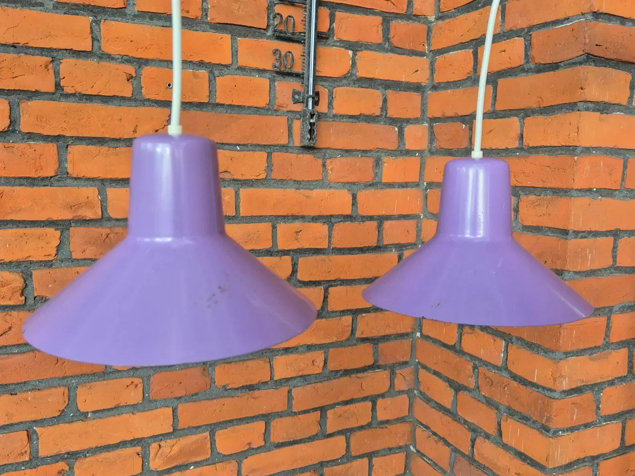 Billede 2 - To lilla retrolamper med et rustikt strejf