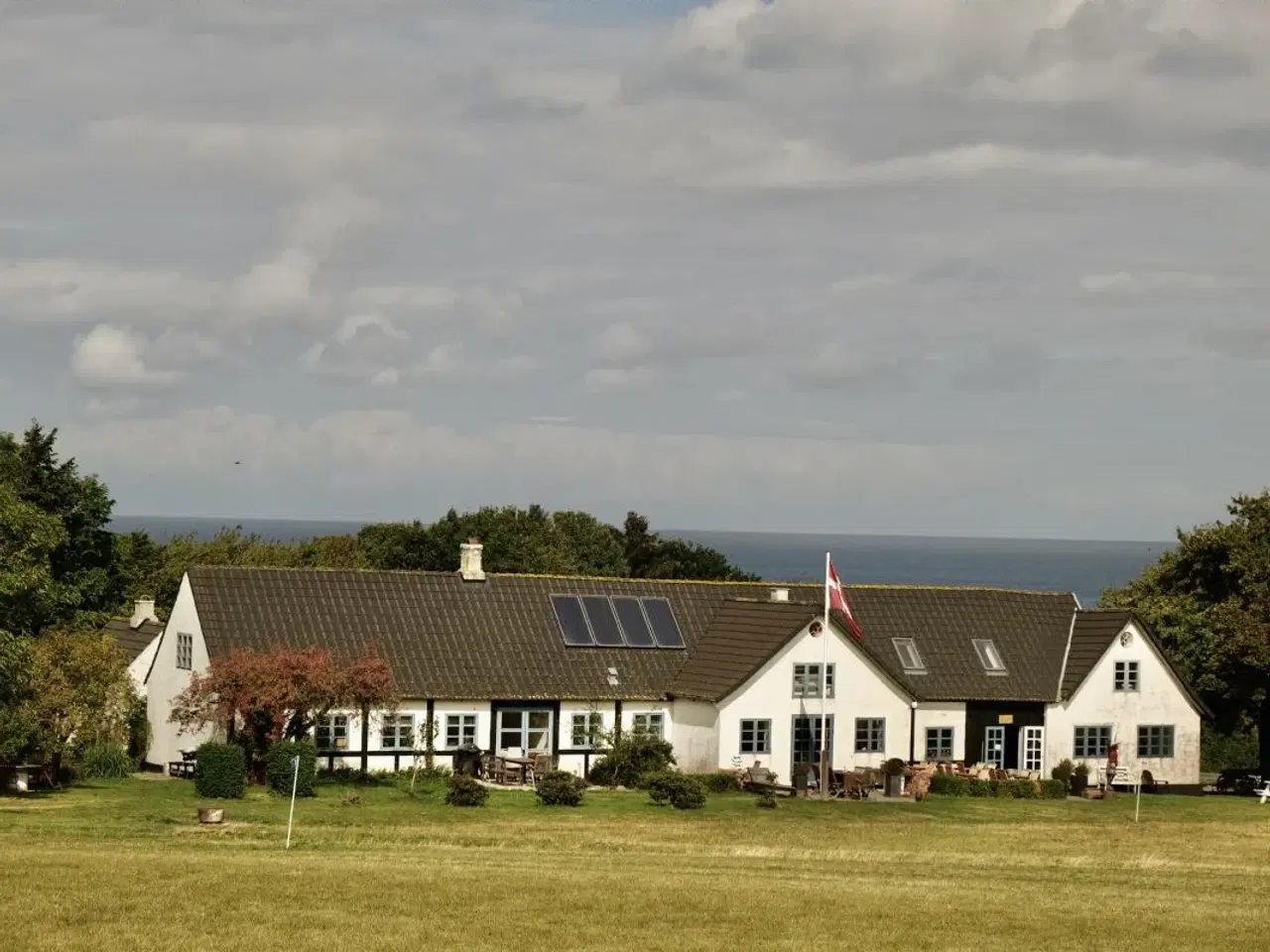 Billede 2 - Gudhjemboen med fantastisk havudsigt til Gudhjem og naturen.
Solpaneler p� tager g�r opholdet b�redygtigt.