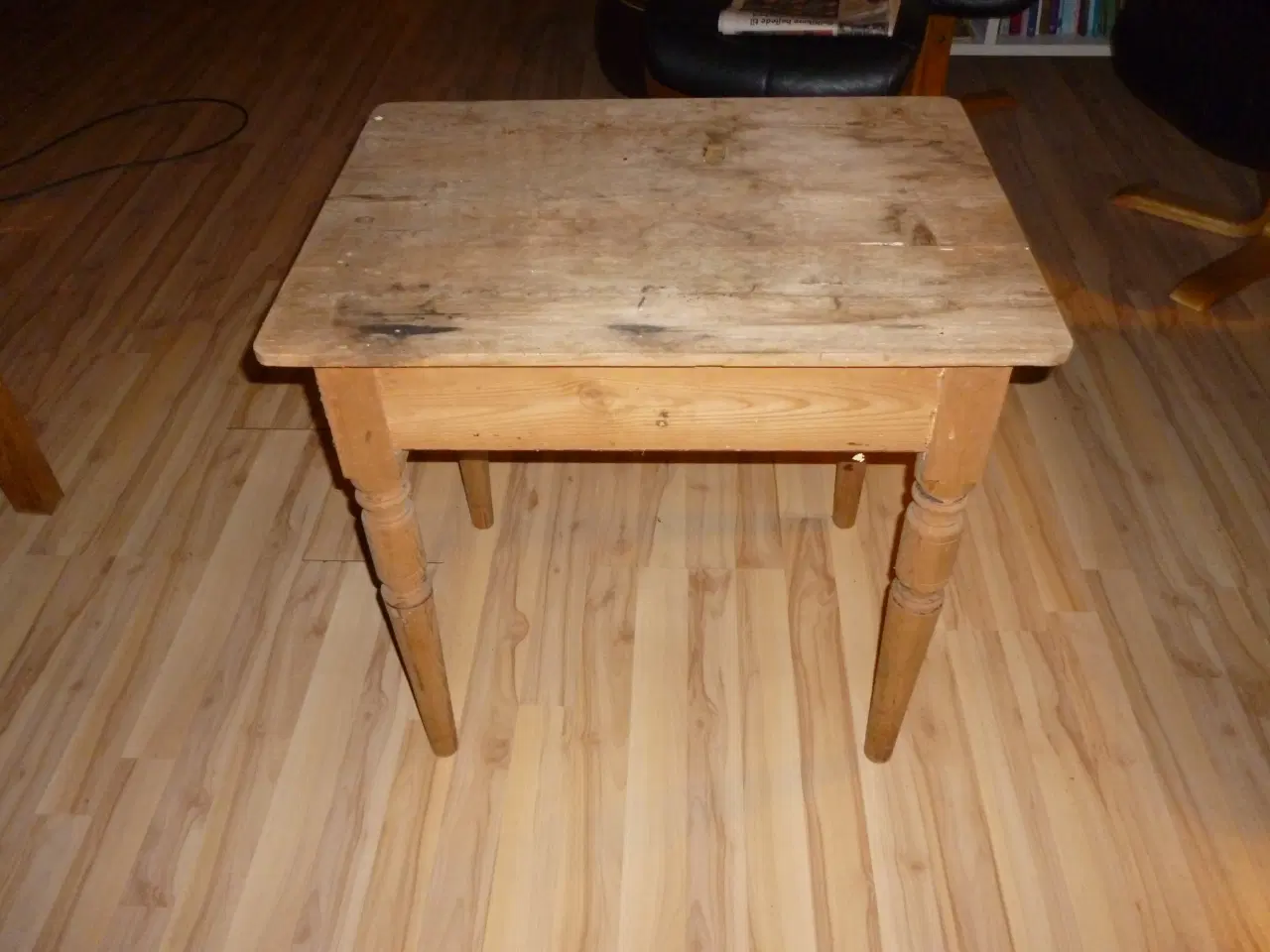 Billede 3 - Tobaksbord i fyrretræ.