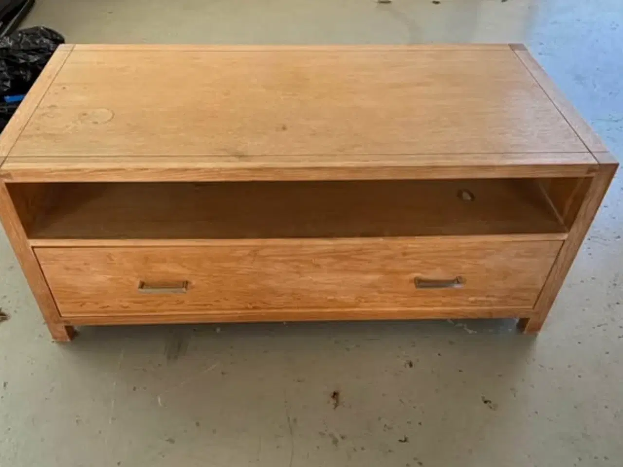 Billede 1 - TV bord i massiv træ “gør det selv projekt”