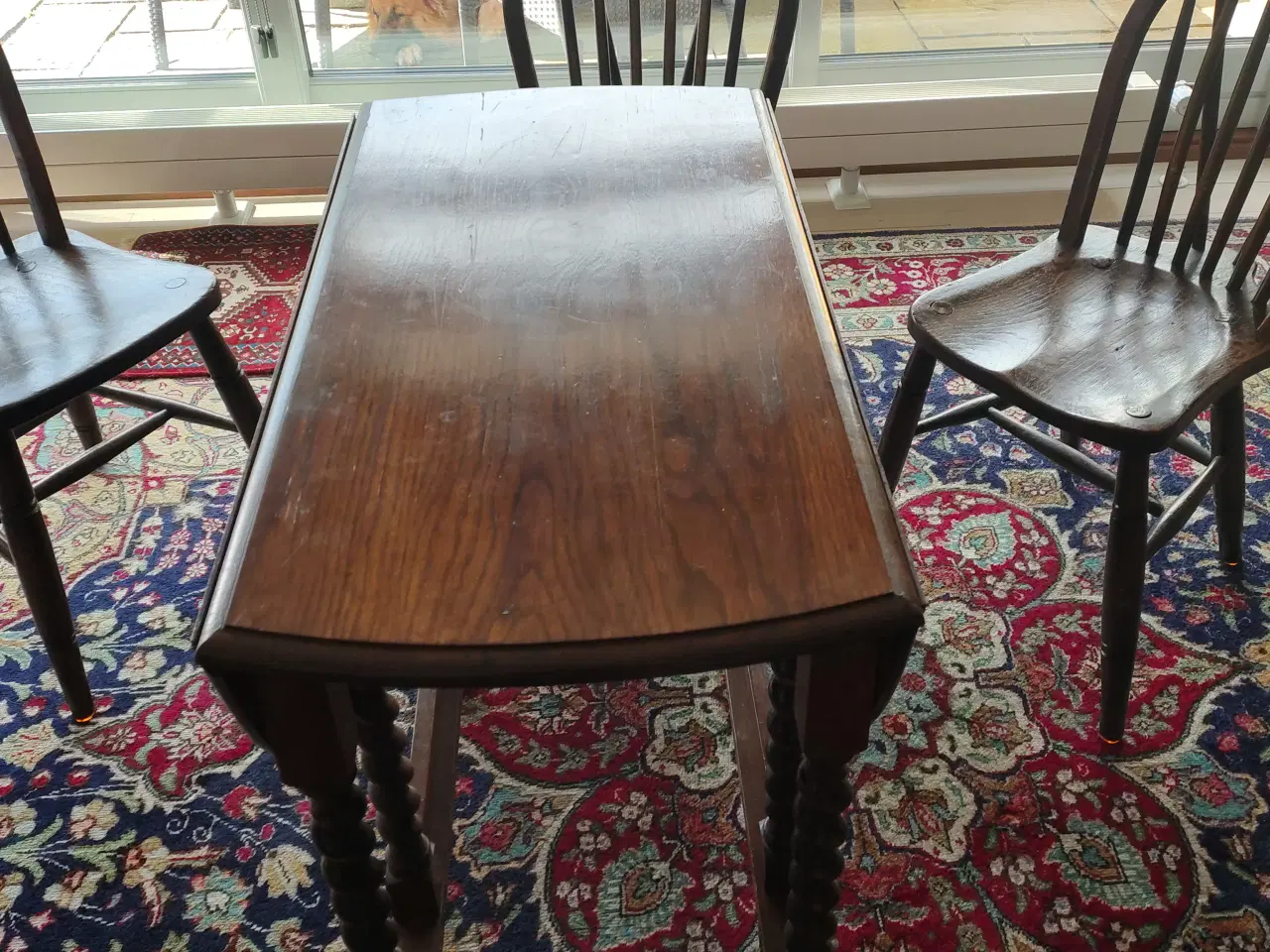 Billede 1 - Spisebord i lakeret mørkt egetræ
