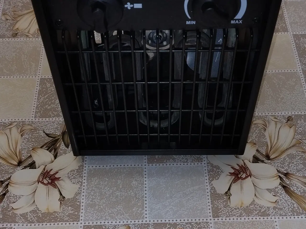 Billede 1 -  Effektiv 2 kW varmeblæser – Kun 1 år gammel