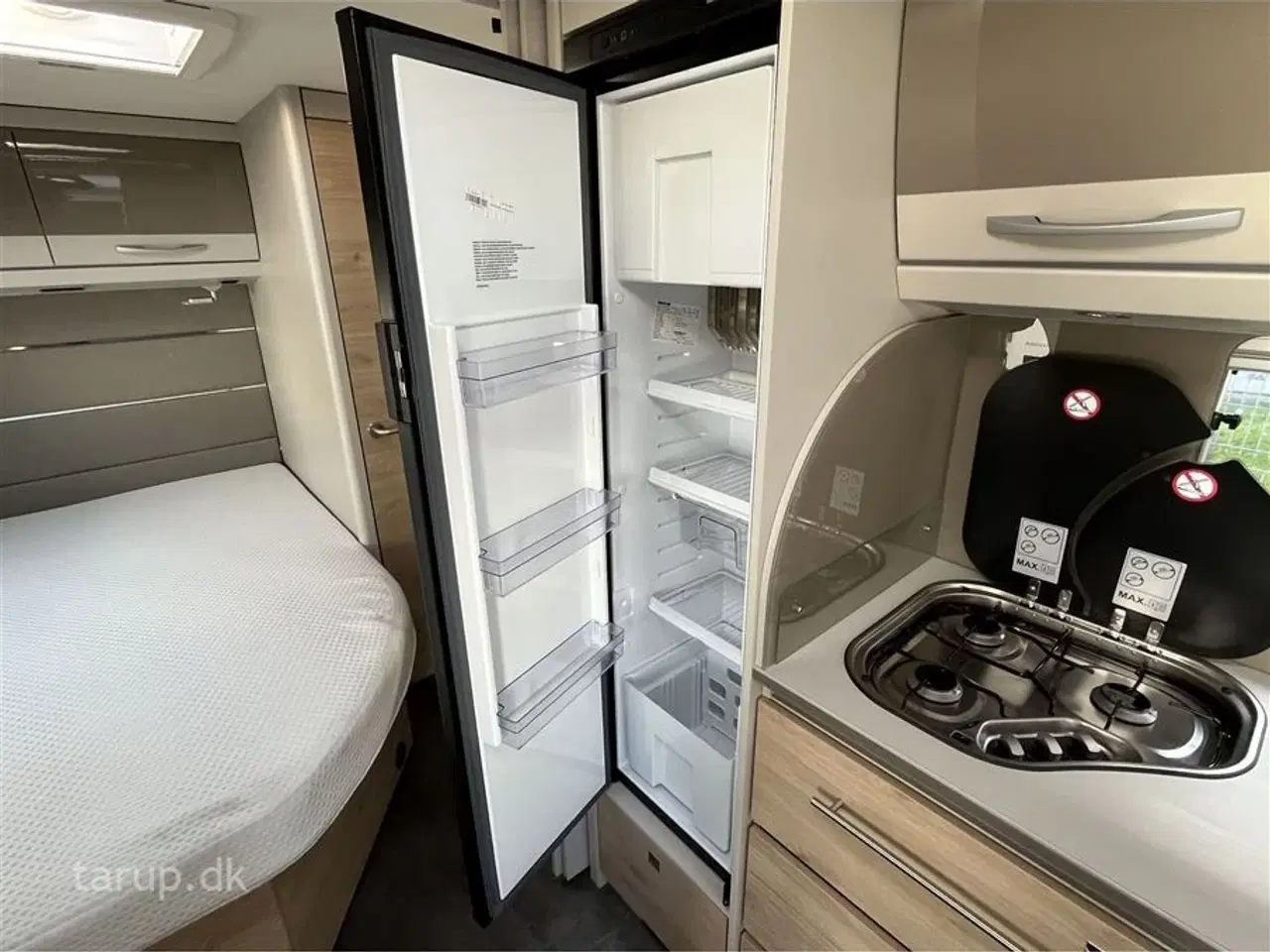 Billede 12 - 2020 - Dethleffs Nomad Snow 590 RF   Fortelt: Isabella Commodore, mover, ALDE centralvarme, vandbåren gulvvarme, rundsiddegruppe, tv-antenne, stort 140 l. køleskab m/ fryser,