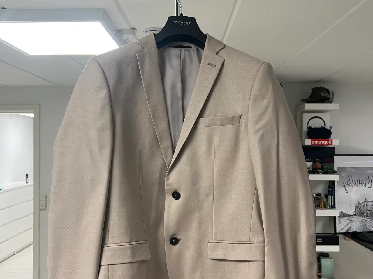Billede 2 - Jack and jones jakkesæt i farven beige