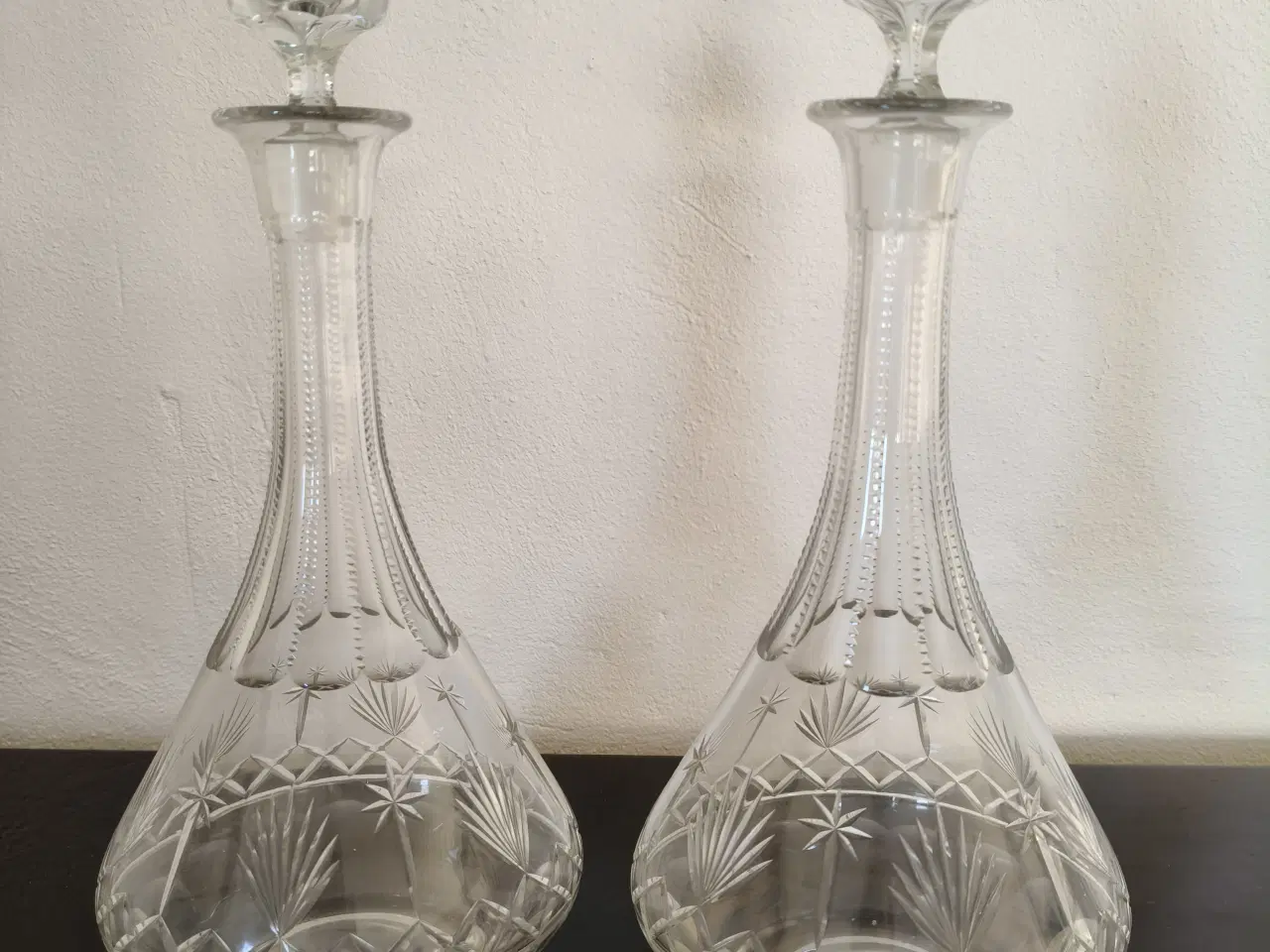 Billede 1 - 2 krystalkarafler med slebet dekor
