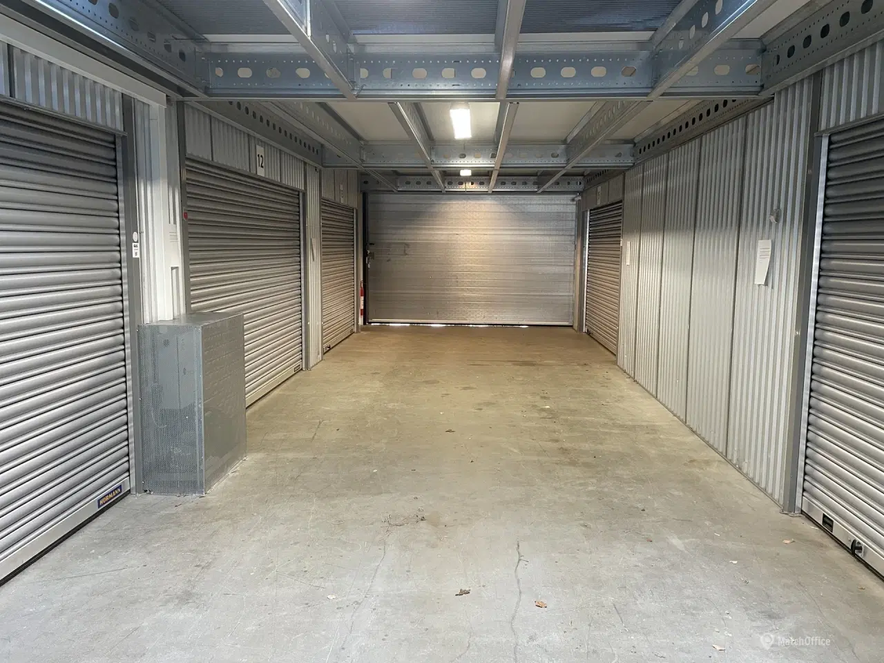 Billede 7 - Rummeligt tørt lager i gadeplan med port - bil kan køres helt til lager