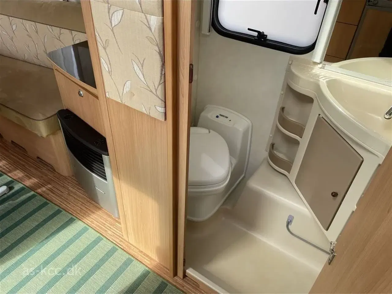 Billede 9 - 2010 - Adria Adora 563 PU   Adria Adora 563 PU årgang 2010. Mover, Thule 6300 markise tagmonteret, ny madras+topmadras.