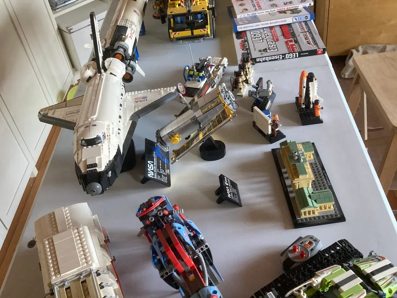 Billede 1 - Lego færdigbygget brugt kun til pynt