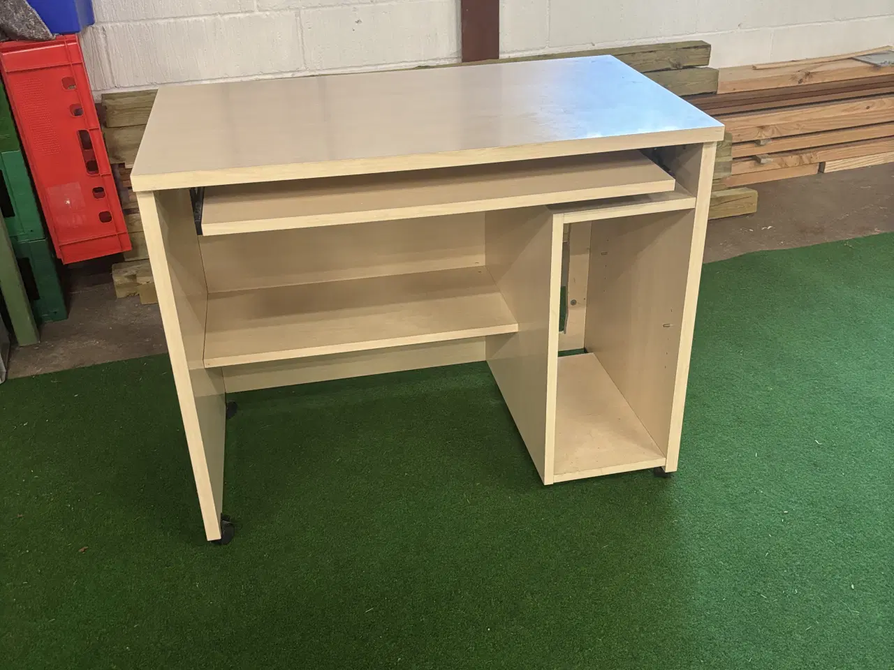 Billede 1 - Lyst skrivebord 