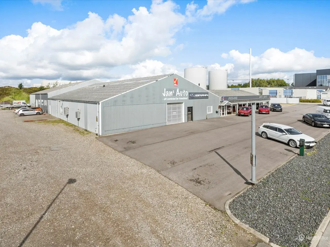 Billede 2 - Bilforretning med meget udenomsplads