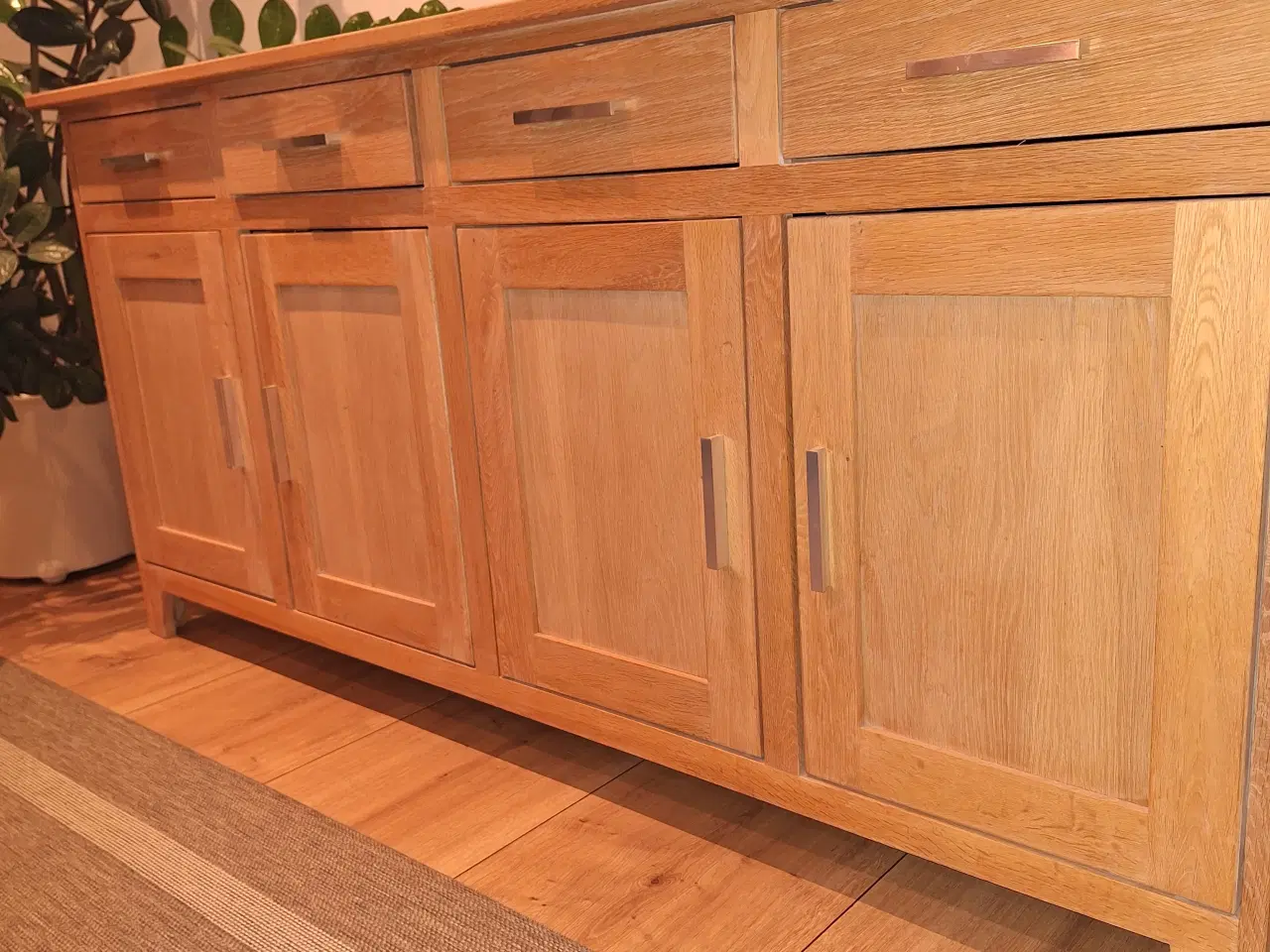 Billede 1 - Spisebord og skænk