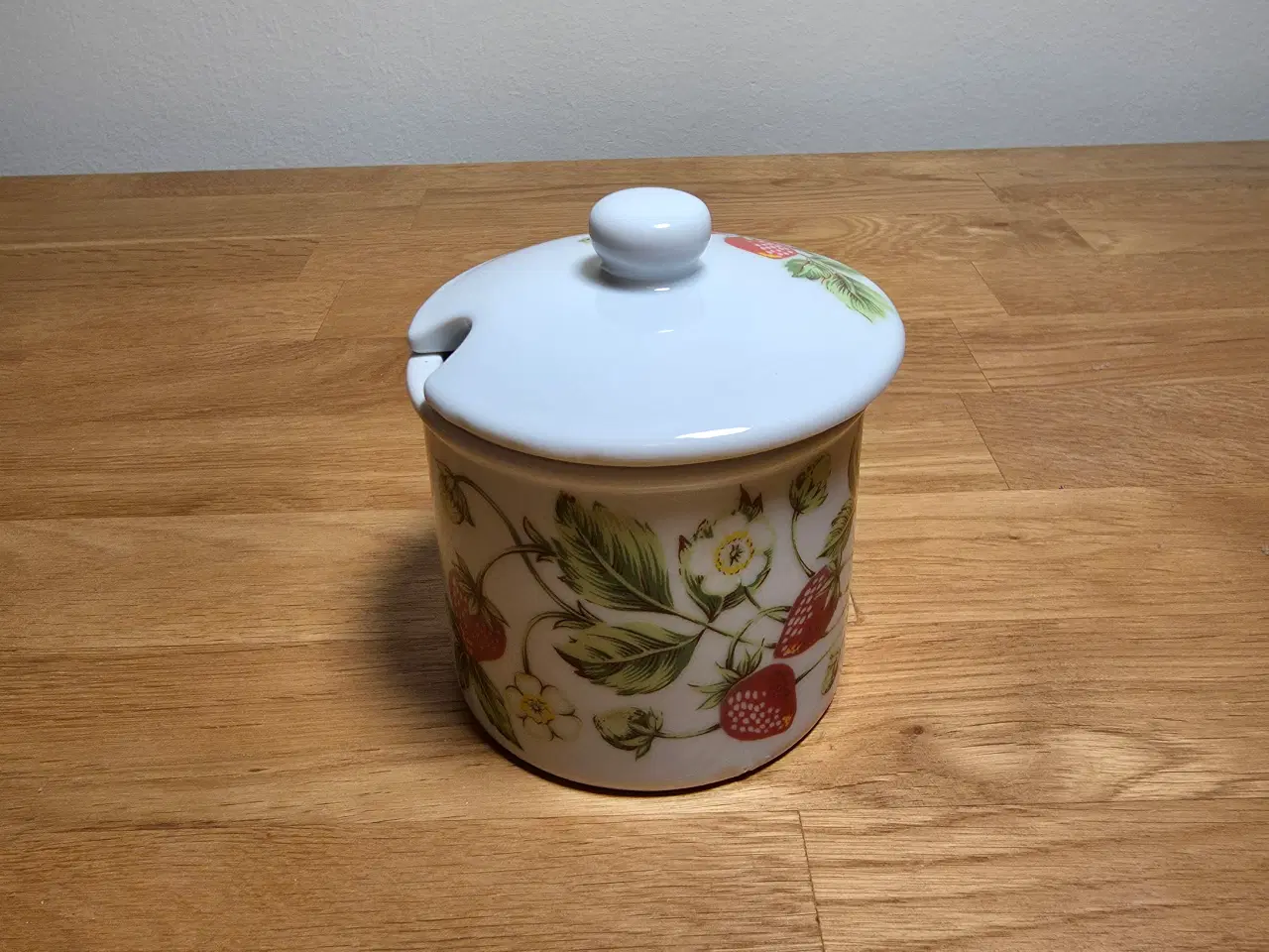 Billede 1 - Fin lille marmeladekrukke med låg og jordbærprint.