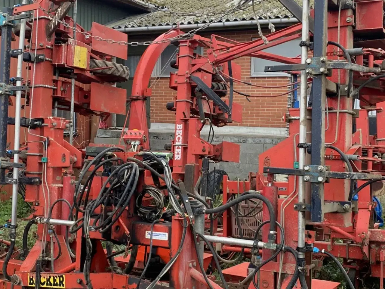 Billede 1 - Becker 12 rækket såmaskine med udstyr til flydende gødning. Fronttank medfølger til prisen.