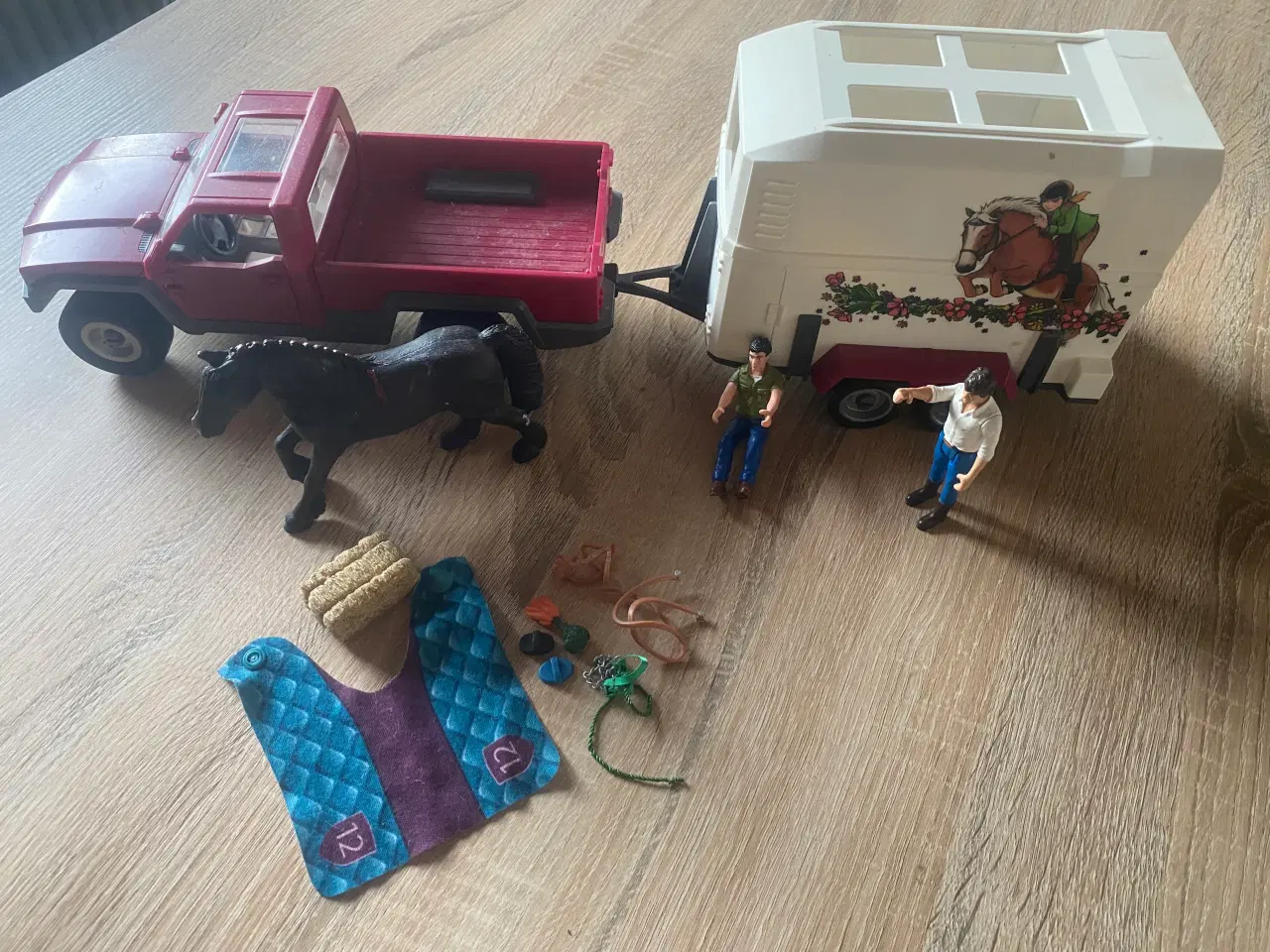 Billede 2 - Schleich bil med hestetrailer
