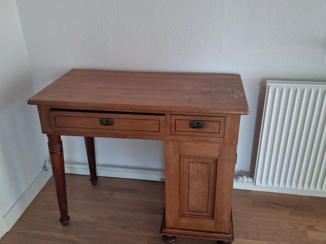 Billede 1 - Skrivebord 