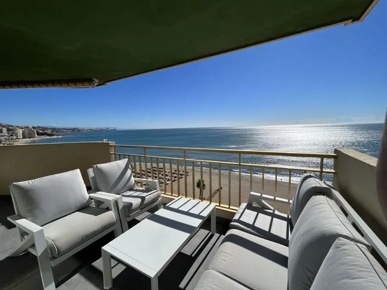 Billede 1 - Malaga - Fuengirola. Lejlighed p� 134 kvm plads til 6 personer, 34 kvm terrasse med haveudsigt og pool.
K�mpe stor stor pool i lukket privat have.
Fri parkering foran bygningen. 
Fuengirola. Ny renoveret luksus lejlighed p� 135 Kvm med plads til