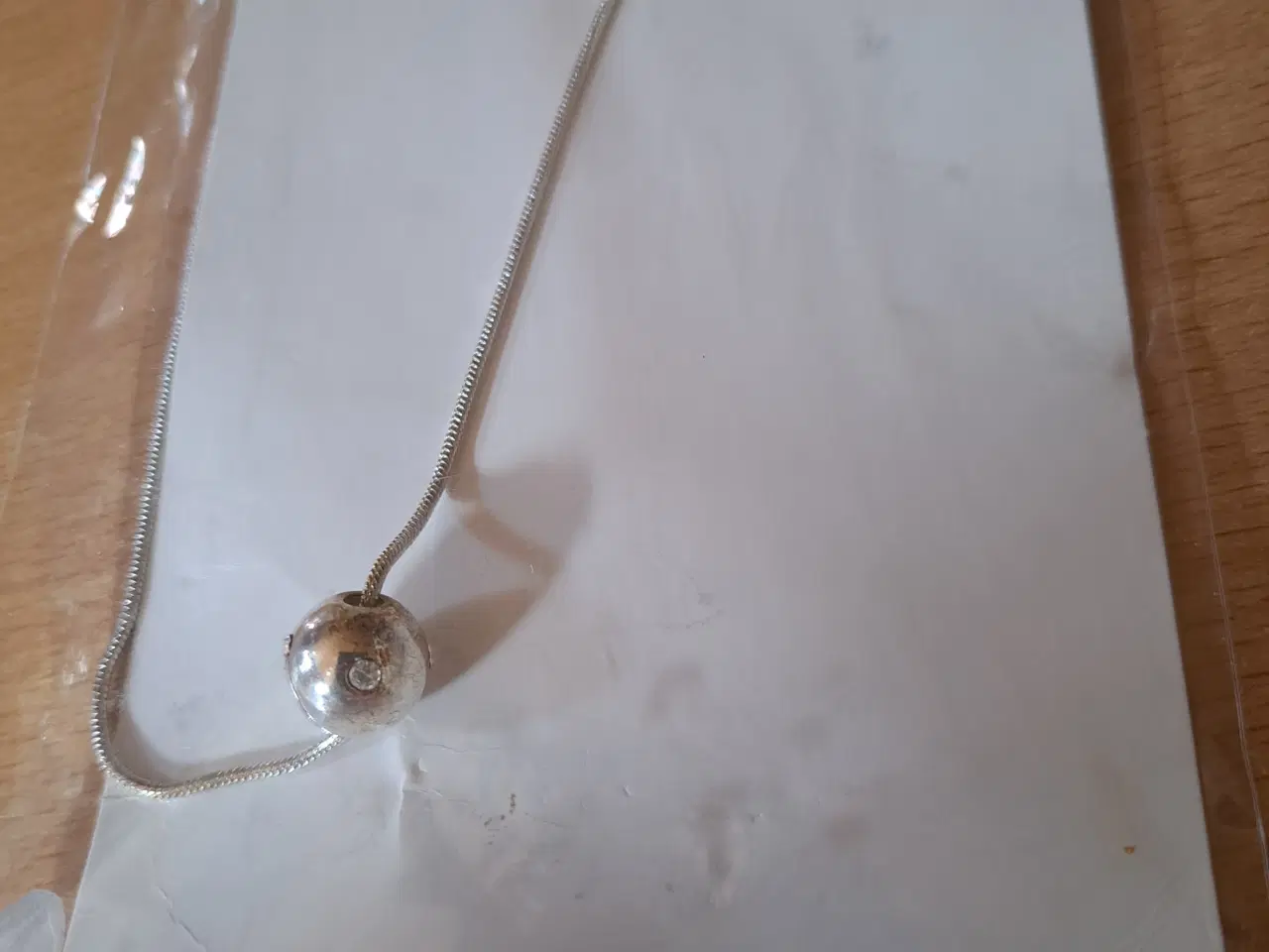Billede 2 - Halskæde med en lille kugle med sten i