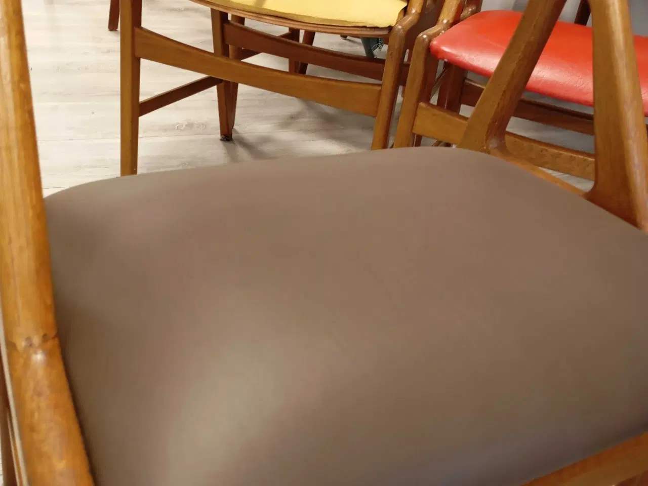 Billede 3 - Unikke Henning Kjærnulf stole - Nypolstret.