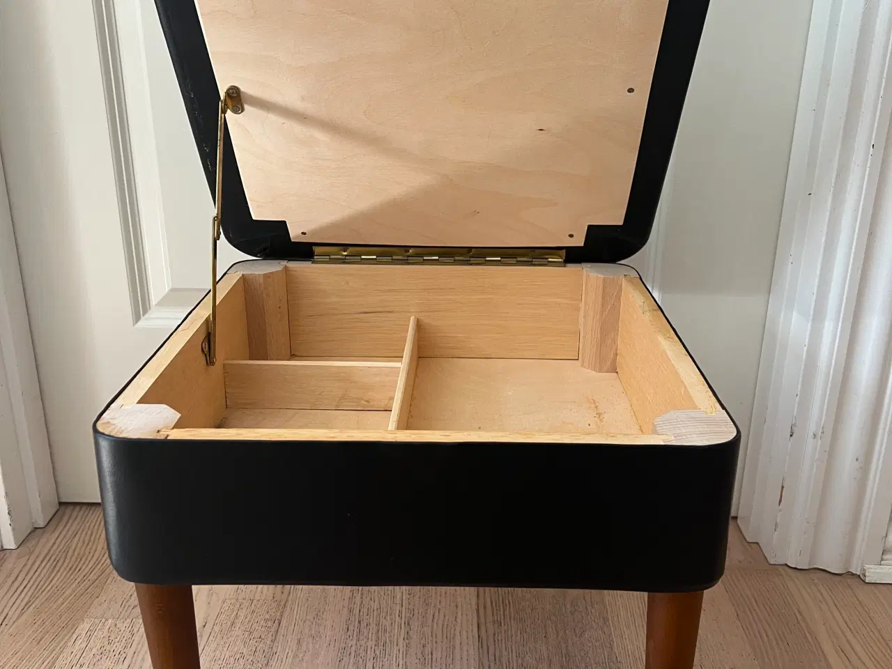 Billede 2 - Smuk gammel teak skammel med opbevaringsrum 