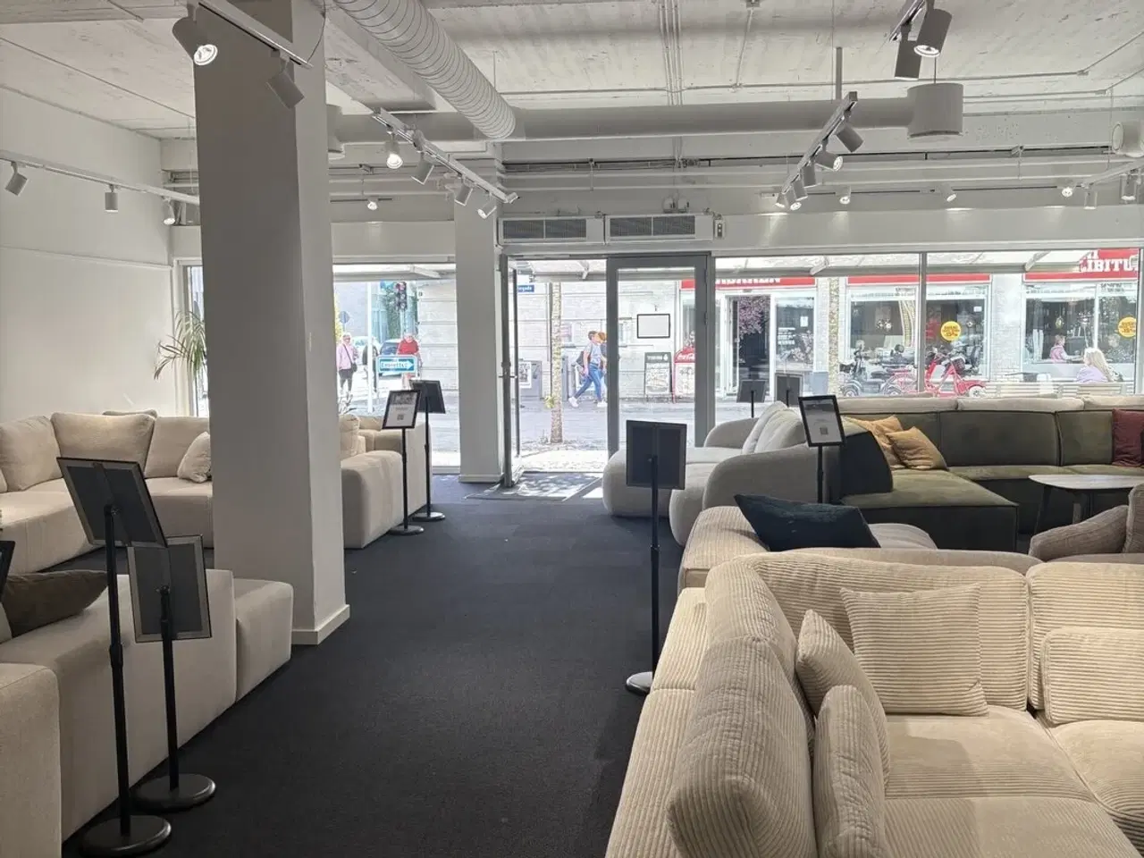 Billede 1 - Lejemål til butik, showroom og lager