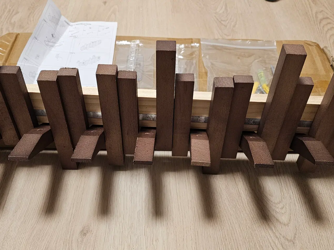 Billede 3 - Håndlavet af træ knagerække med Piano Design