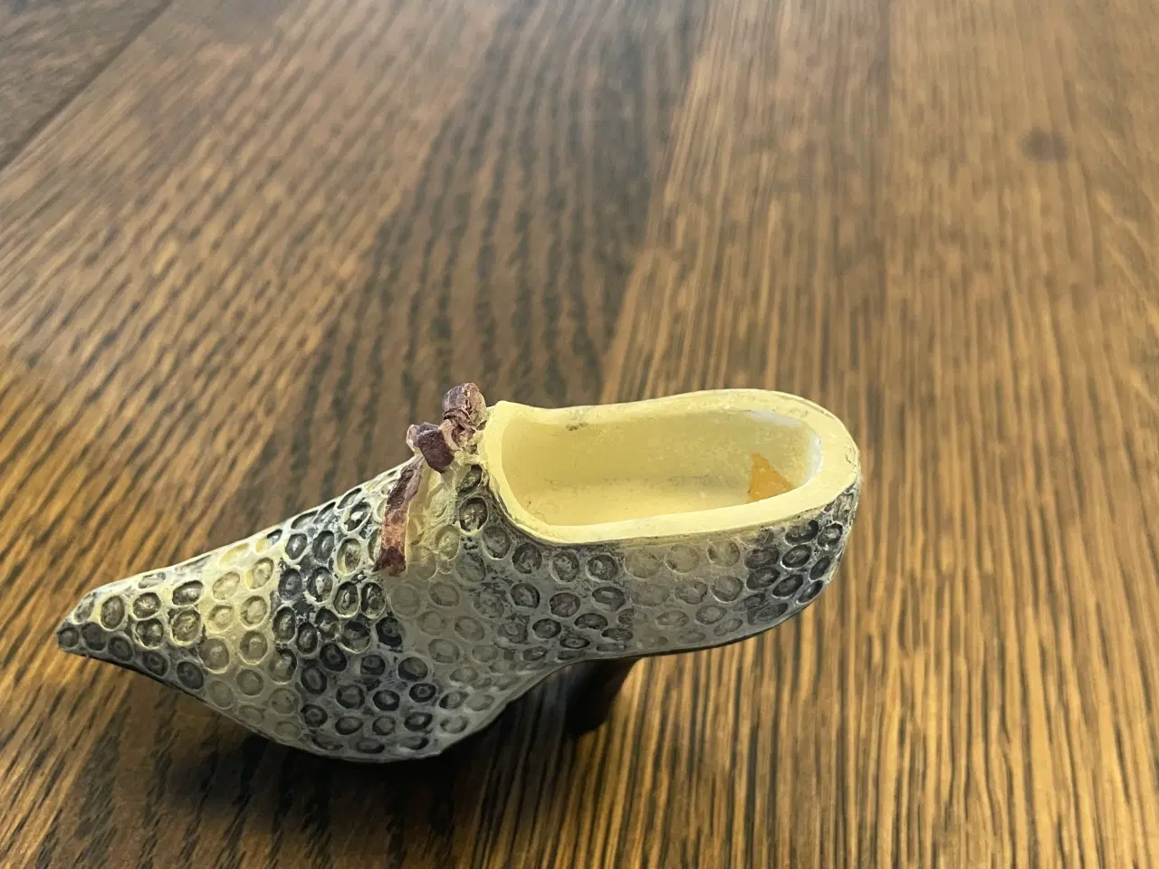 Billede 5 - Små porcelæns støvler og sko sælges.