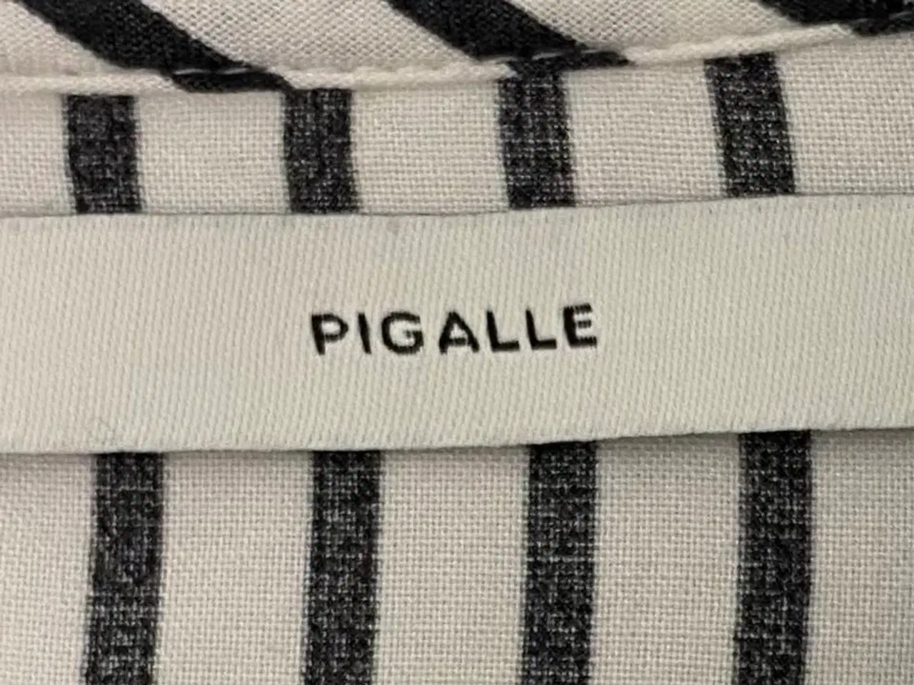 Billede 3 - Bluse med fine striber 