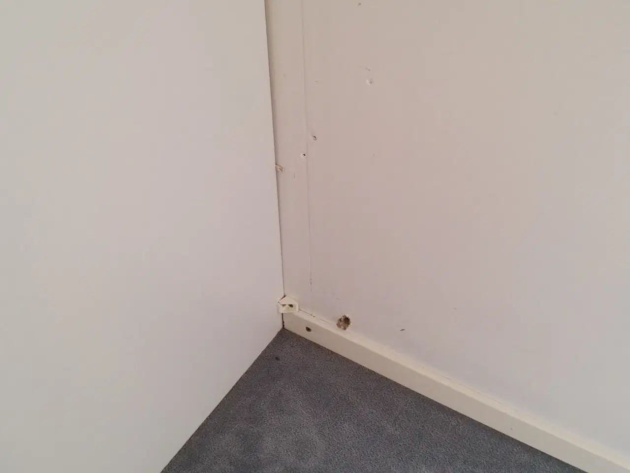 Billede 7 - garderobeskab m. spej-skydelåger bortgives