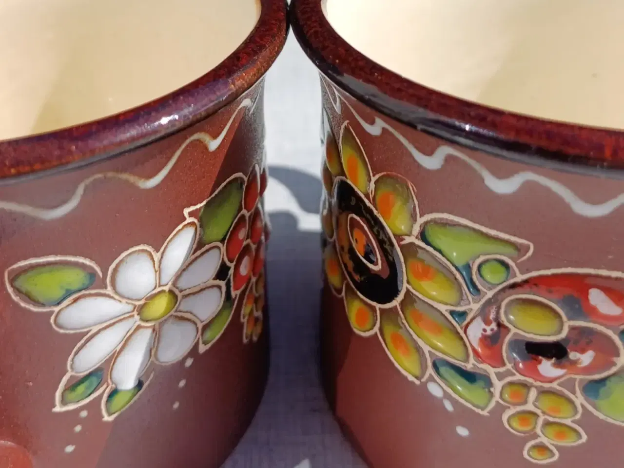 Billede 7 - To håndmalede kopper i keramik. Blomstermotiv.