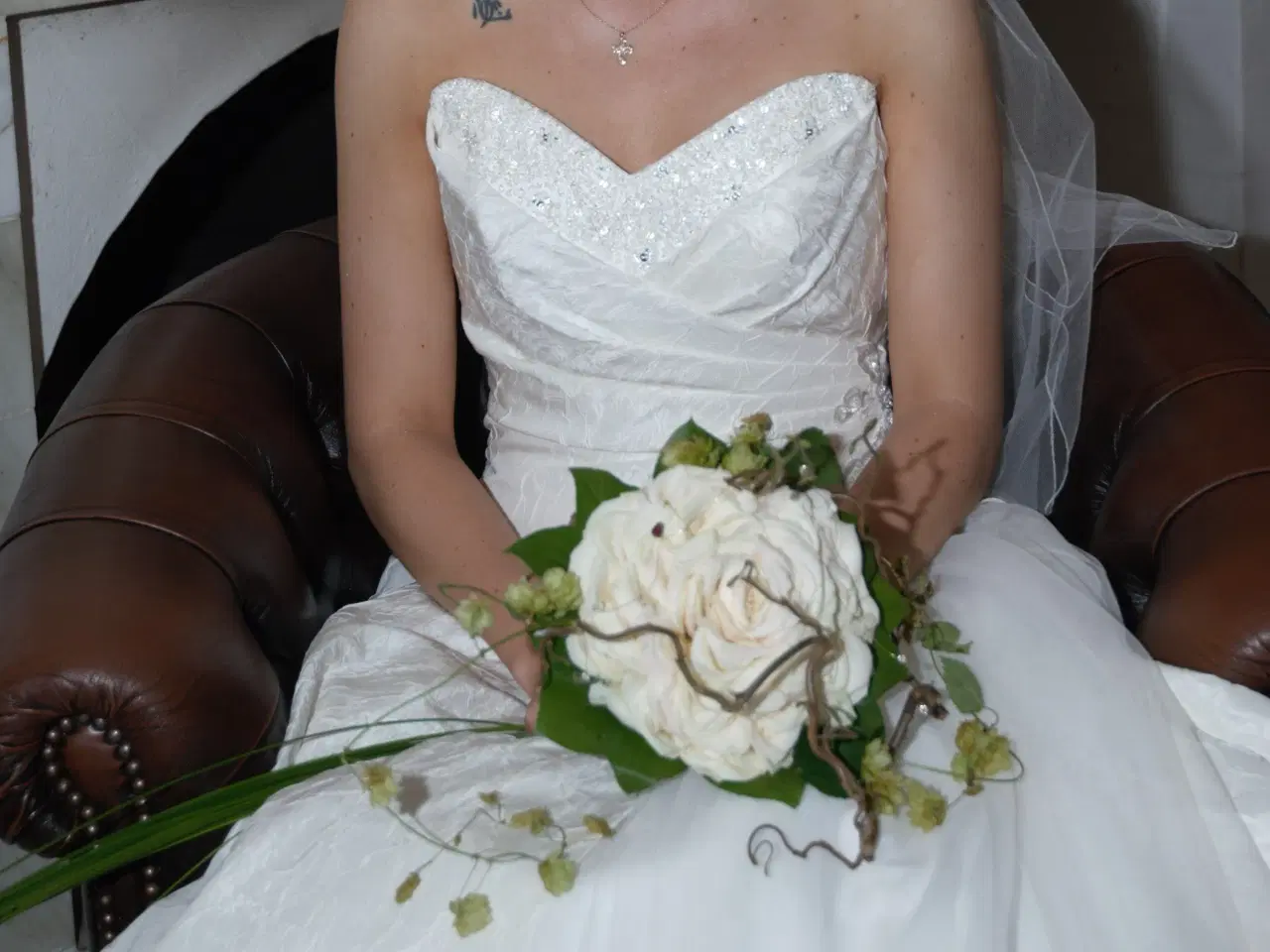 Billede 2 - brudekjole med corsage og slæb