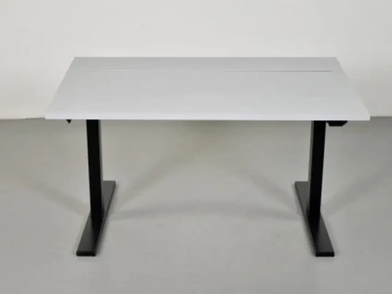 Billede 1 - Holmris hæve-/sænkebord med grå laminat og kabelbakke, 120 cm.
