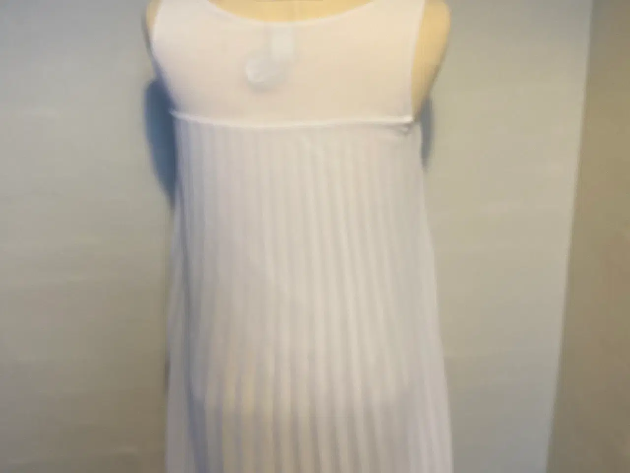 Billede 4 - Hvid bluse/kjole Str xs længde 90 cm