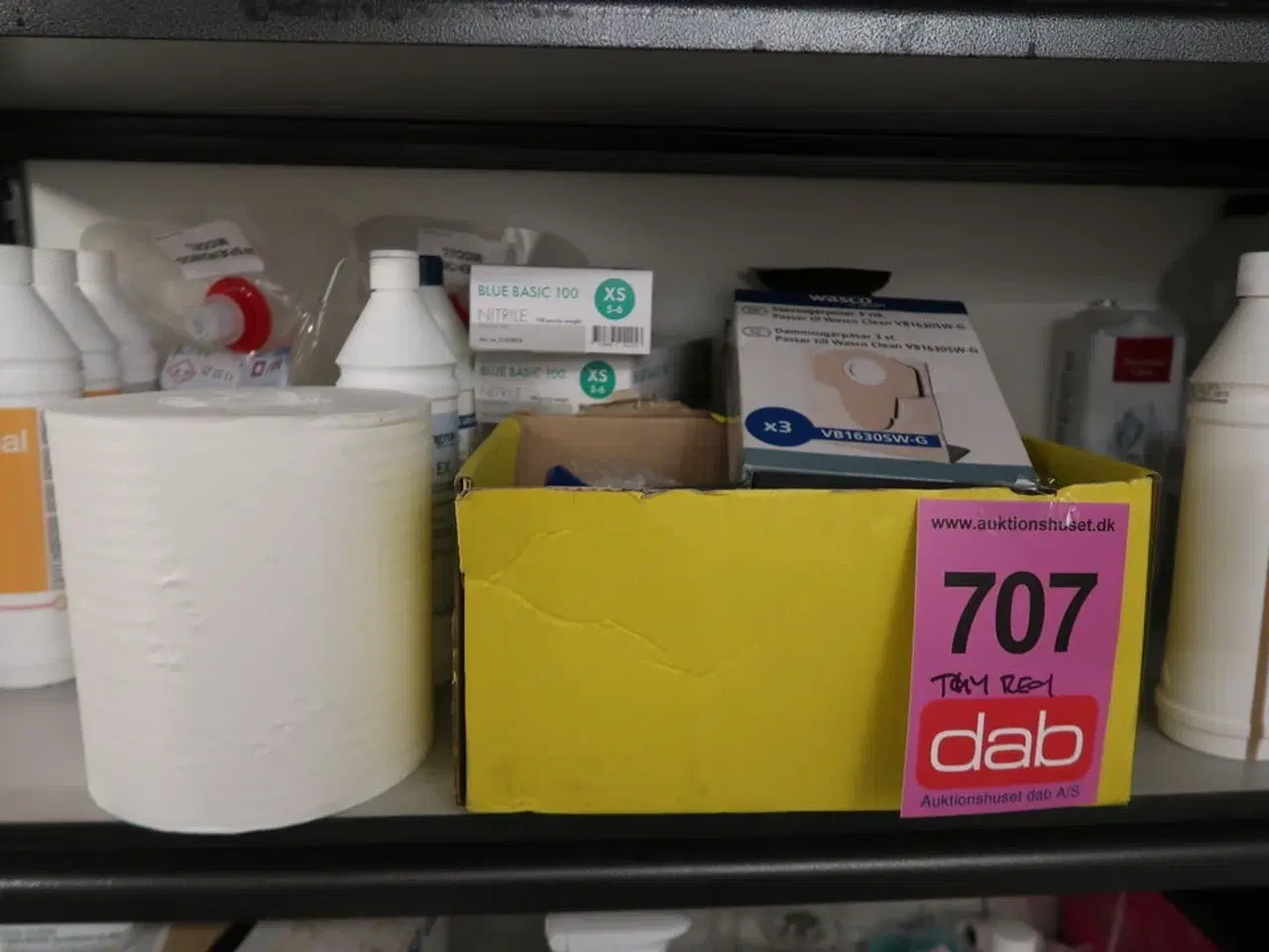 Billede 3 - Tøm reolen for indhold