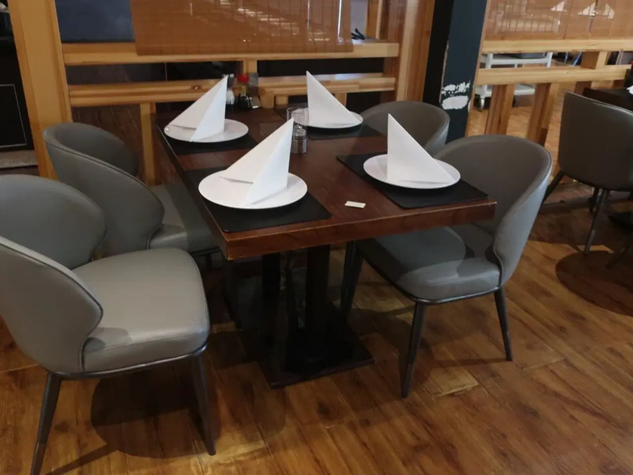 Billede 2 - 3 borde og tolv nye stole