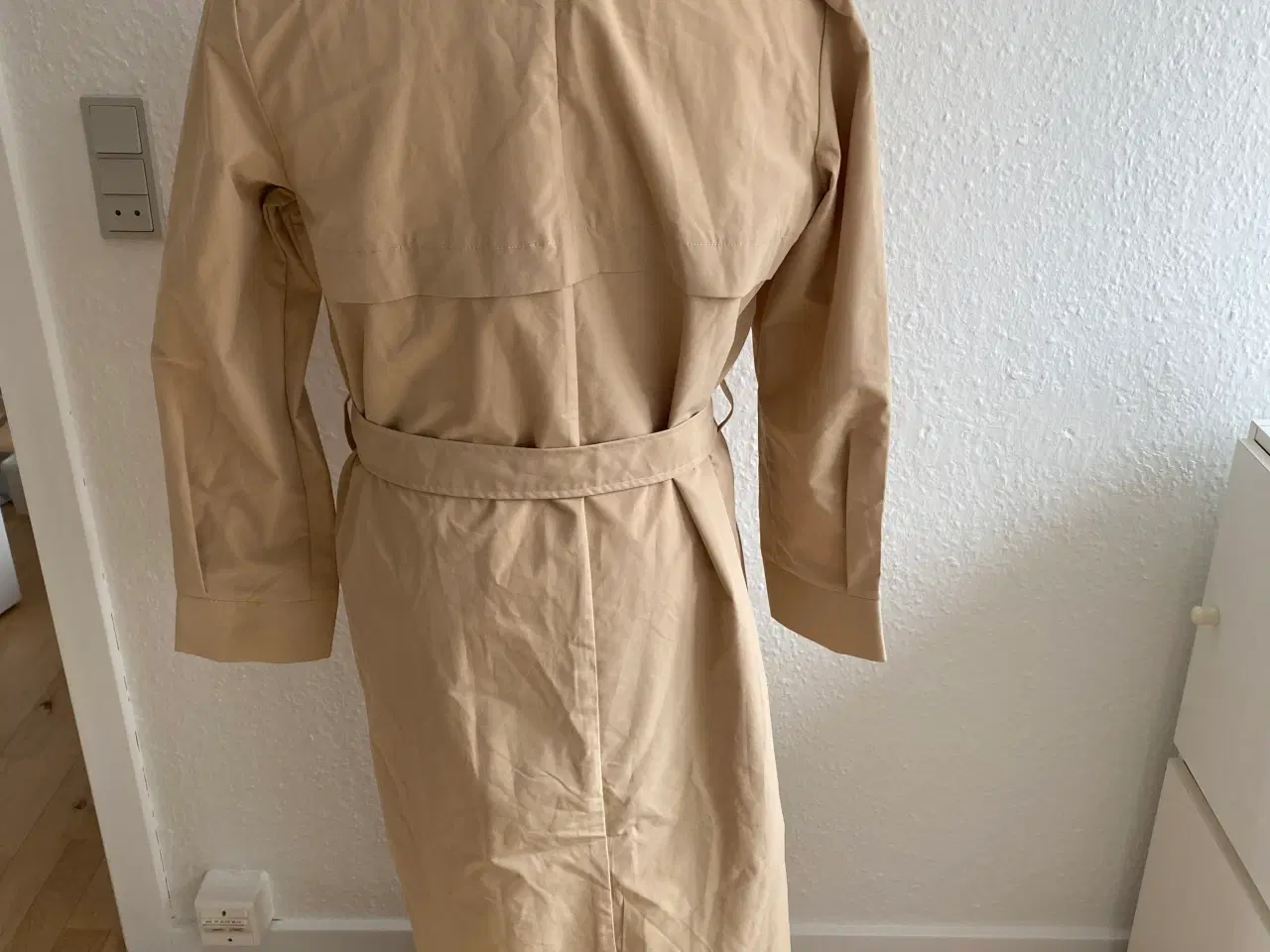 Billede 6 - Beige Trenchcoat fra Vila 