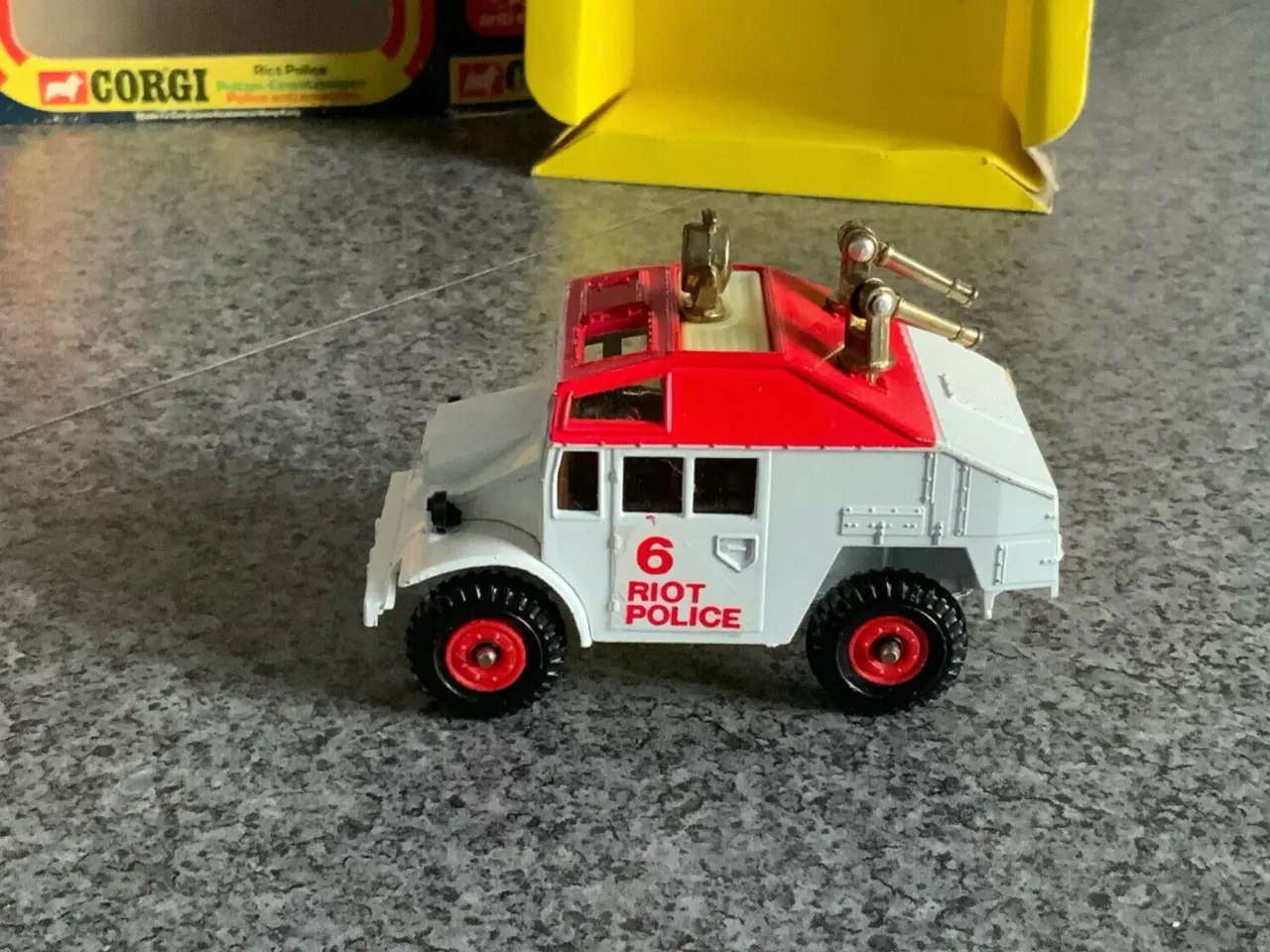 Billede 1 - Corgi Toys No. 422 Riot Police, scale 1:36