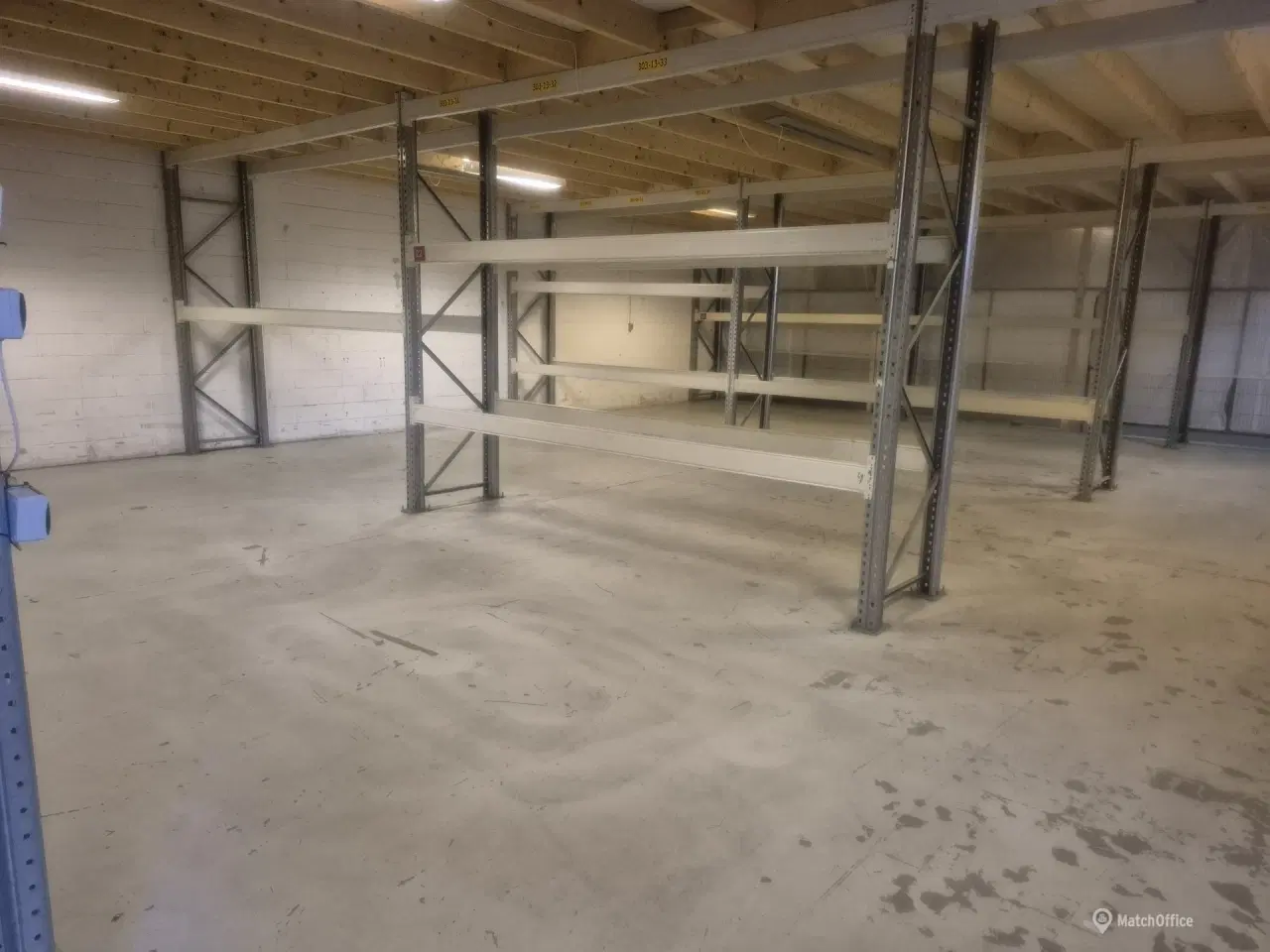 Billede 2 - Lager med stor port. let adgang m. palleløfter/truck/bil - plan med jord. - 198m2