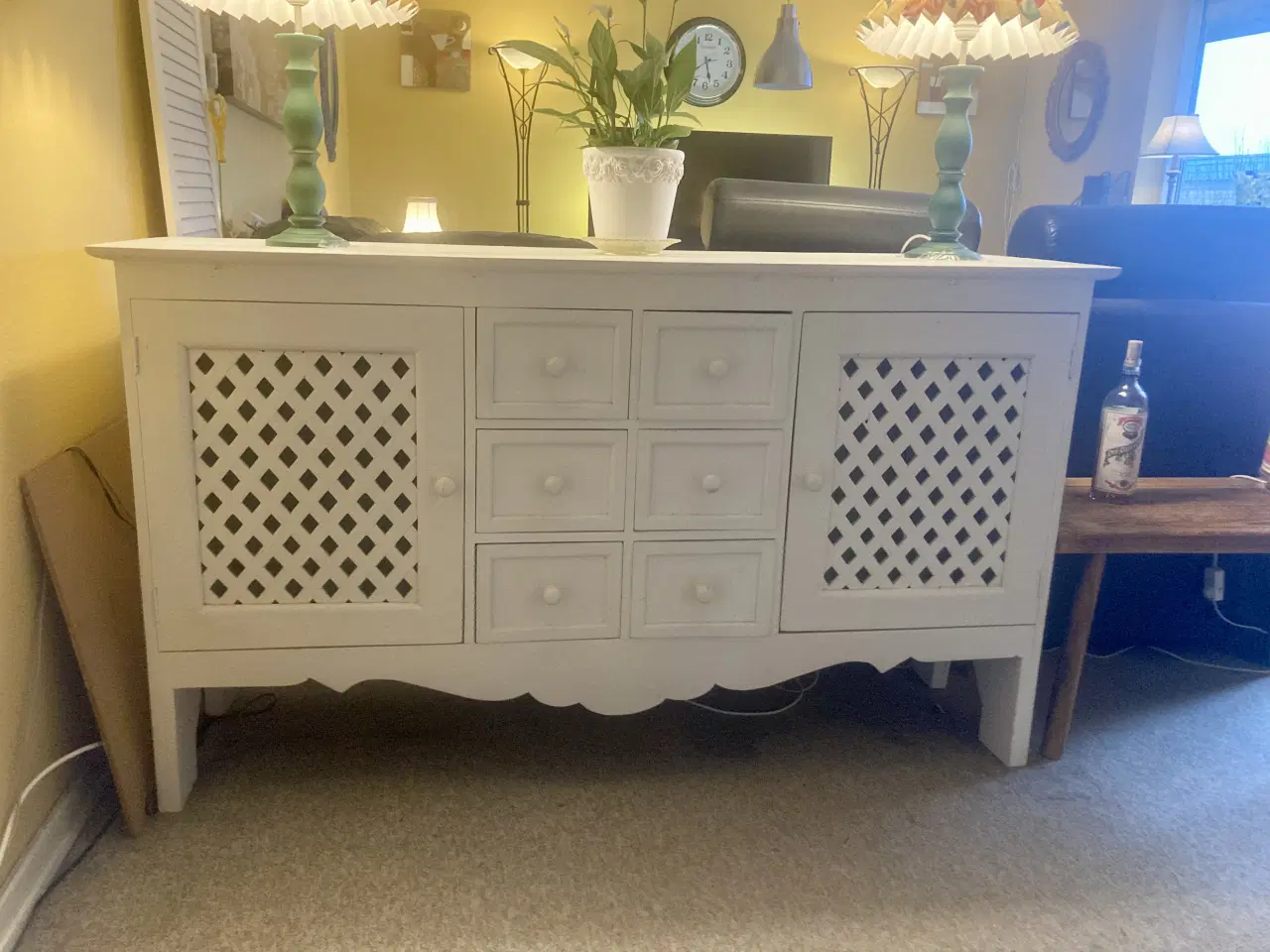 Billede 1 - Romantisk skænk m. flotte gitterlåger & udskæring