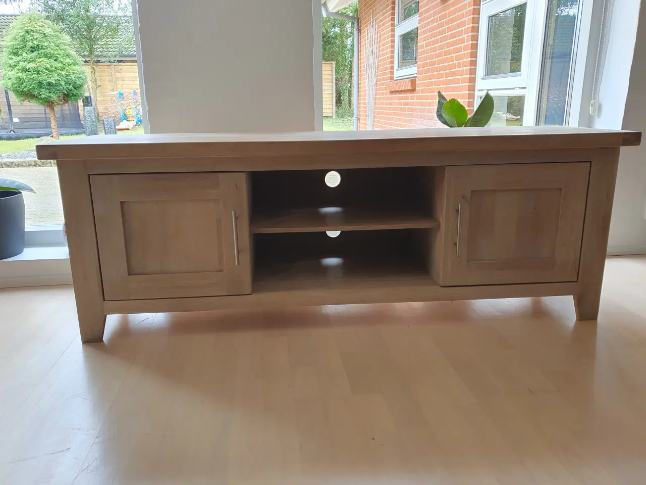 Billede 1 - Tv-bord i massiv eg